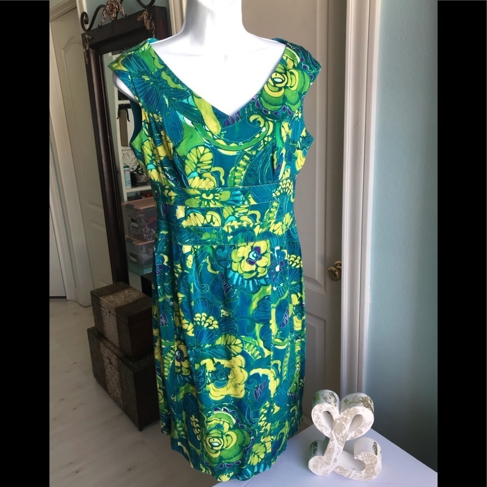 Evan Picone dress. EUC Heart neckline EUC